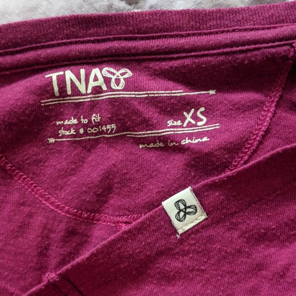 TNA XS light fuchsia pullover scoop neck shirt - Picture 2 of 4